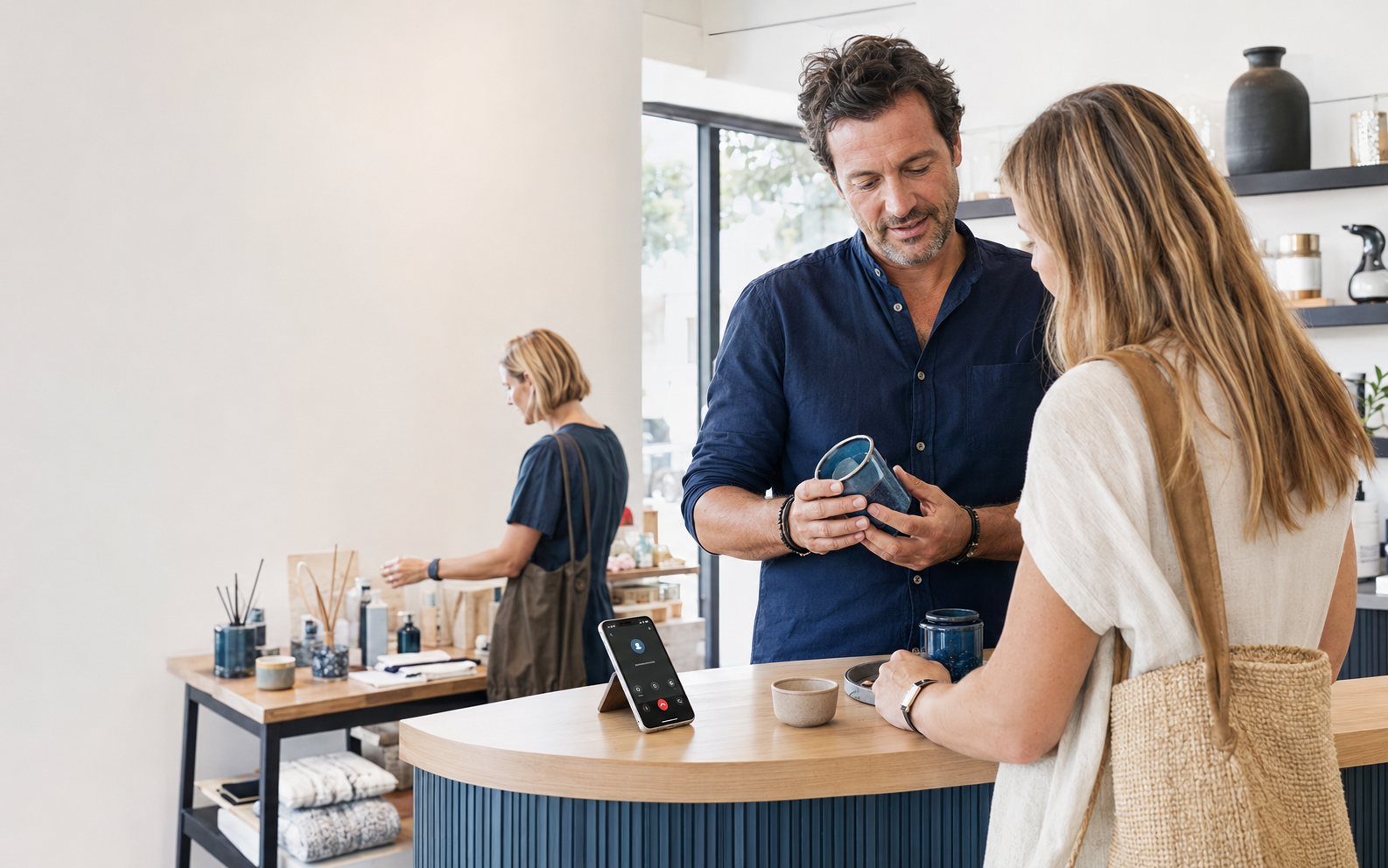 Commerçant conseillant une cliente pendant la prise en charge d'un appel